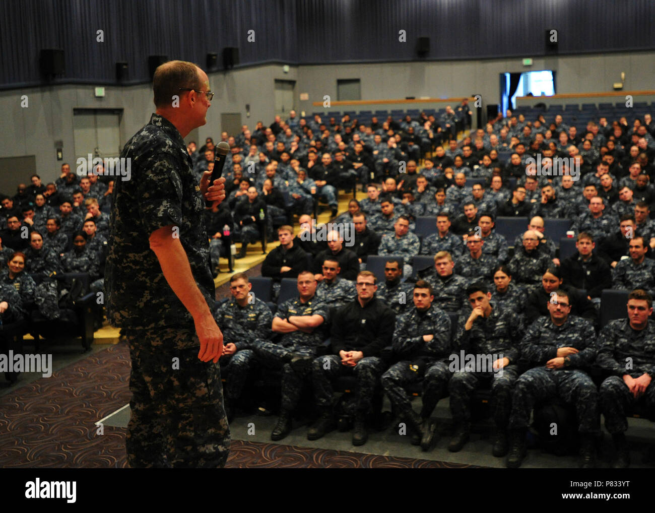 YOKOSUKA, Japon (Janv. 18, 2016) - Le Capitaine Matthew Paradise, Commandant de la 7ème Flotte américaine navire amiral USS Blue Ridge (CAC 19), procède à l'ensemble du personnel les transgenres séminaire de formation. Blue Ridge est en ce moment à une vaste période de constitution en vue de moderniser le navire de continuer à servir de plate-forme de communication robuste dans la 7e flotte zone d'opérations. Banque D'Images