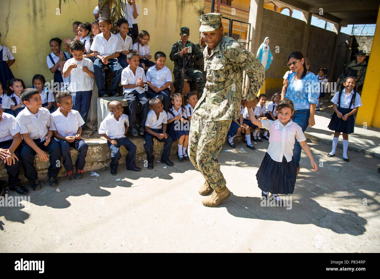 TRUJILLO, le Honduras (fév. 27, 2017) - Opérateur de l'équipement 2e classe Elie Godbold, originaire d'Augusta, Géorgie, affectés à l'entretien Construction Battalion (CBMU) 202, joue les danses avec un enfant de l'école primaire au cours d'une flotte américaine Forces (USFF) rendement à l'appui de la promesse continue 2017's (CP-17) visite à Trujillo, au Honduras. CP-17 est un U.S. Southern Command-parrainé et U.S. Naval Forces Southern Command/U.S. 4ème flotte-déploiement effectué pour mener des opérations civiles et militaires y compris l'aide humanitaire, les missions de formation et de soins médicaux, dentaires et vétérinaires, Banque D'Images