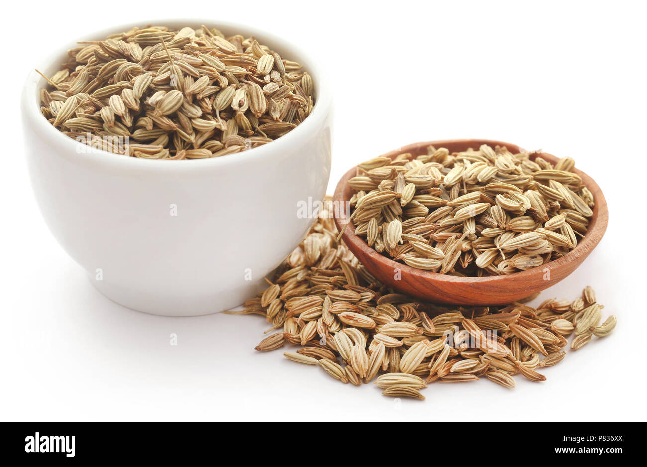 Les graines de fenouil dans des bols sur fond blanc Banque D'Images