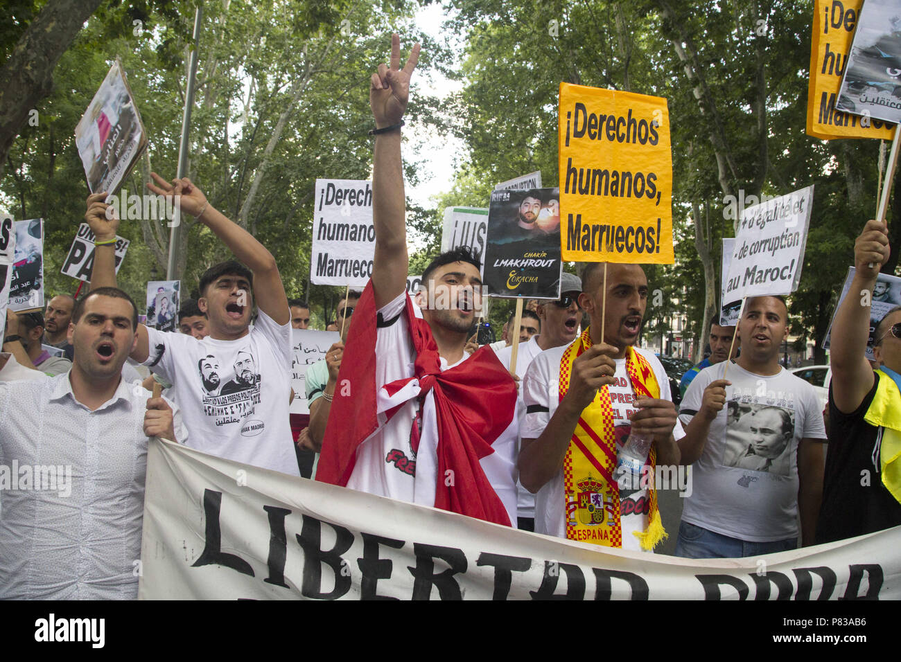 Madrid, Espagne. 8 juillet, 2018. Vu les manifestants criant des slogans avec le symbole de la circulation Hirak.Les membres de l'Hirak protester à Madrid pour réclamer la libération des prisonniers politiques de la Légion qui ont été capturés pendant les révoltes de 2017. Credit : Lito Lizana SOPA/Images/ZUMA/Alamy Fil Live News Banque D'Images