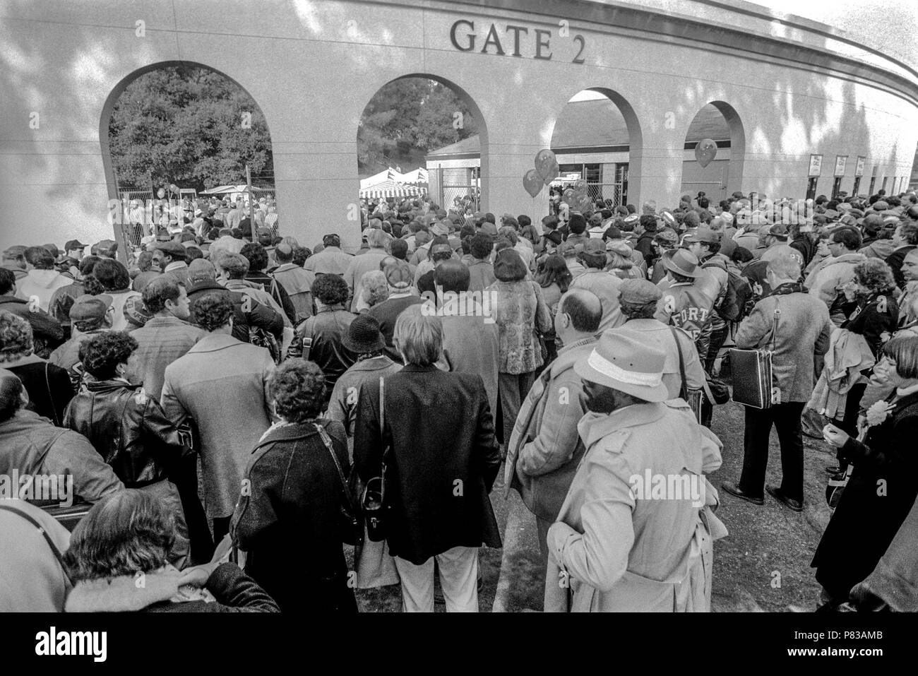 Stanford, Californie, USA. 20 Jan, 1985. Foule de fichiers via la porte 2 dans le stade après avoir quitté le Super Bowl XIX hayon sur le campus de l'Université de Stanford. Les San Francisco 49ers défait les Miami Dolphins 38-16 le dimanche, Janvier 20, 1985. Crédit : Al Golub/ZUMA/Alamy Fil Live News Banque D'Images