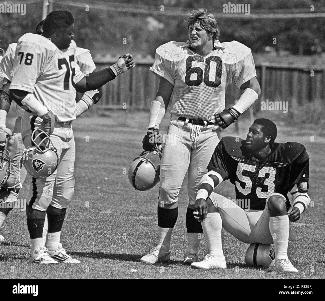 Santa Rosa, Californie, USA. 10 août, 1982. Oakland Raiders training camp 10 août 1982 à El Rancho Tropicana, Santa Rosa, Californie. Oakland Raiders attaquer Shell Art (78) parle avec gardien Curtis Marsh (60) et le secondeur Rod Martin Crédit : Al Golub/ZUMA/Alamy Fil Live News Banque D'Images