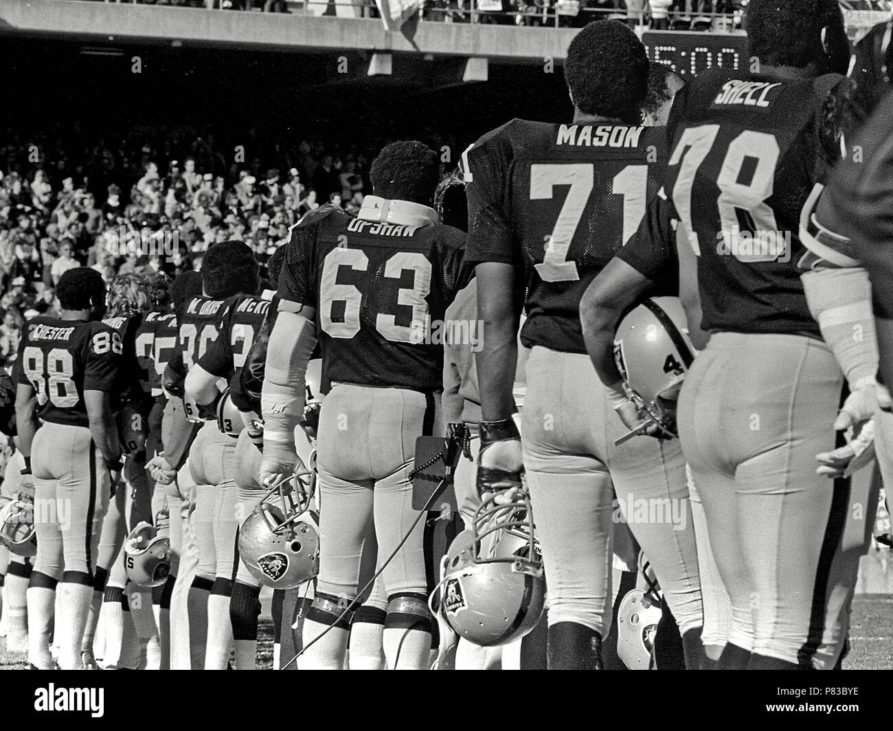 Oakland, Californie, USA. 7 Décembre, 1980. Oakland Raiders vs Dallas Cowboys au Oakland-Alameda County Coliseum, dimanche 7 décembre 1980. Oakland Raiders comité permanent au début de jeu. Les aventuriers perdus au Cowboys 13 -19, mais ils n'auront le Superbowl en post saison. Crédit : Al Golub/ZUMA/Alamy Fil Live News Banque D'Images