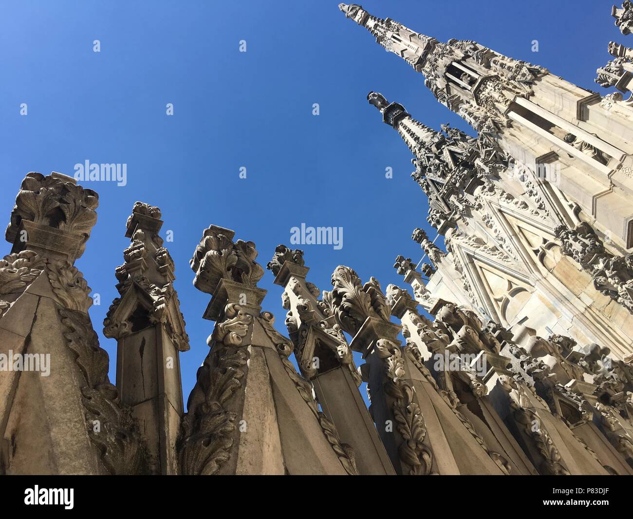 Milan, Milan, Italie. 09 juillet 2018. La cathédrale de Milan est l'église cathédrale de Milan, Lombardie, Italie. Dédiée à saint Marie de la Nativité (Santa Maria Nascente), elle est le siège de l'archevêque de Milan, en ce moment l'archevêque Mario Delpini. La cathédrale a pris près de six siècles. C'est la plus grande église en Italie (le plus grand de la Basilique Saint Pierre est dans l'état de la Cité du Vatican) et la troisième au monde. Crédit : SIPA Asie/ZUMA/Alamy Fil Live News Banque D'Images