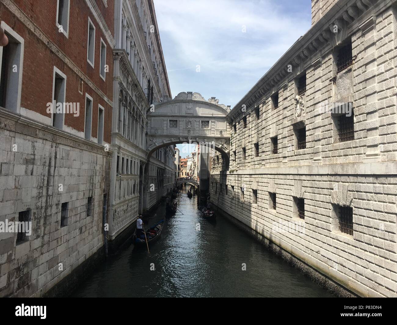 9 juillet 2018 - Venise, Venise, Italie - Venise est une ville dans le nord-est de l'Italie et la capitale de la Vénétie. Il est situé dans un groupe de 118 petites îles qui sont séparés par des canaux et reliés par des ponts, qui sont au nombre de 400. Les îles sont situées dans la lagune de Venise, une baie qui se situe entre l'embouchure du Pô et de la Piave rivers (plus exactement entre le Brenta et le Sile). Parties de Venise sont réputés pour la beauté de leurs paramètres, leur architecture, et les illustrations. Le lagon et une partie de la ville sont classés au Patrimoine Mondial de l'UNESCO. (Cr Banque D'Images