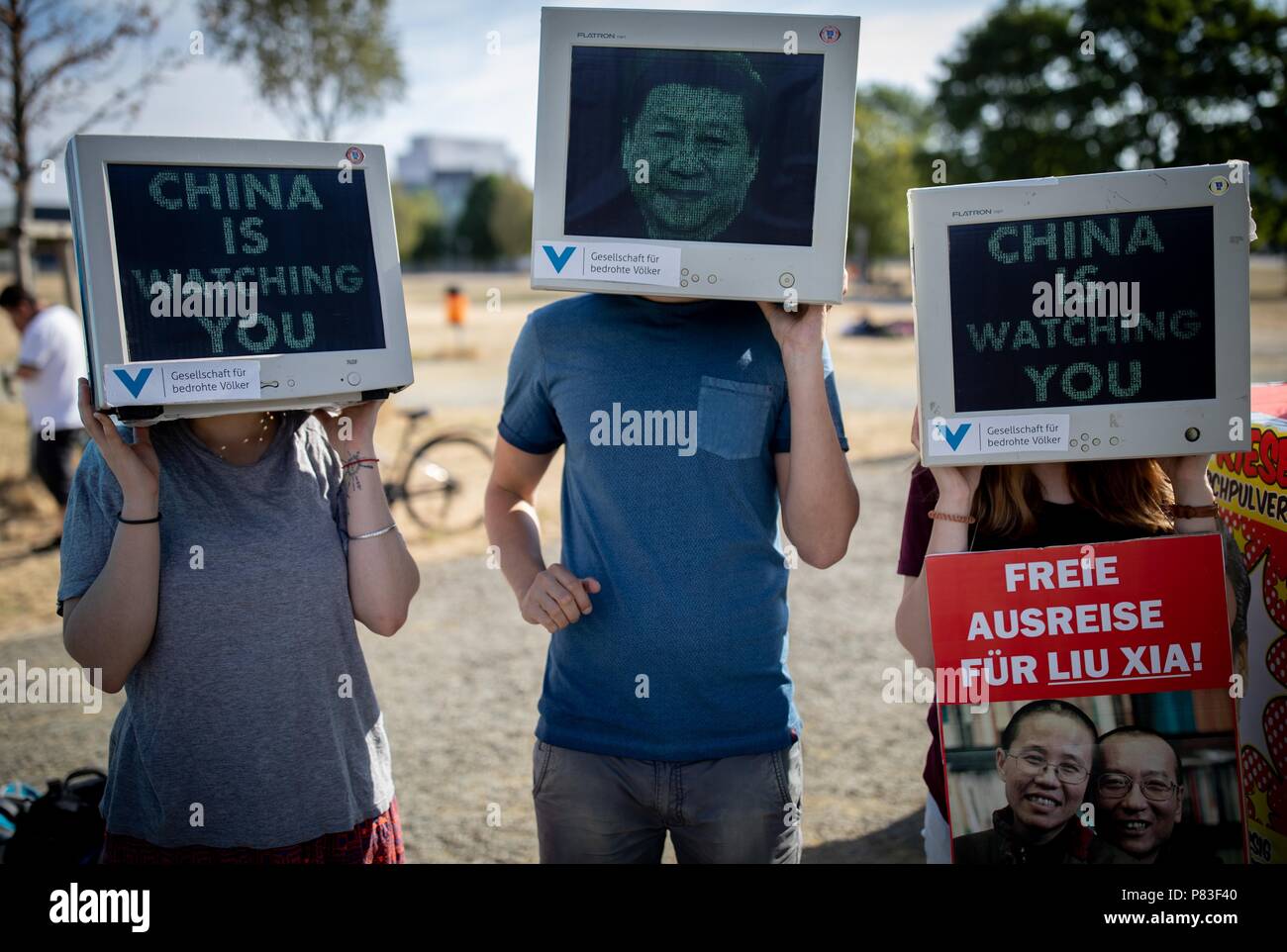 Berlin, Allemagne. 09 juillet, 2018. Les militants de l'organisation Société pour les peuples menacés de protestation devant le gouvernement fédéral Chancallery au début de la 5ème consultations gouvernementales sino-allemande. Credit : Kay Nietfeld/dpa/Alamy Live News Banque D'Images