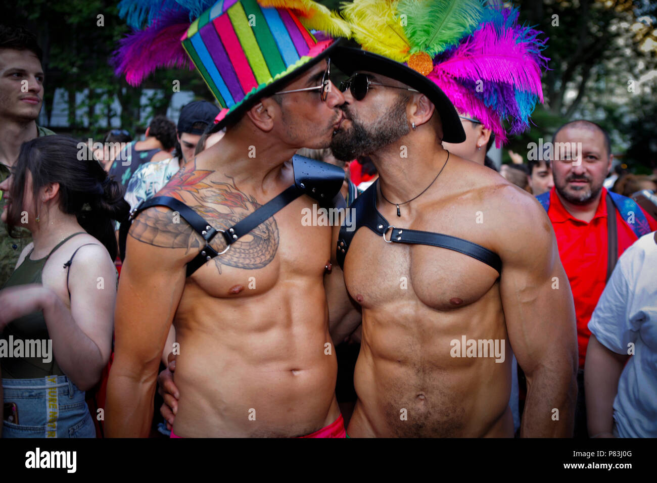 Couple Gay vu s'embrasser les uns les autres au cours de la Pride Parade 2018. Des milliers de personnes a été remplir les rues et avenues de Madrid lors d'une journée ensoleillée pour la Gay Pride Parade 2018 après lutte encore pour les droits des homosexuels dans le monde. Banque D'Images