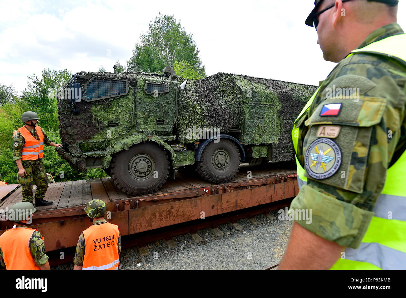 Podborany, République tchèque. 09 juillet 2018. Soldats tchèques qui sont à rejoindre les pays baltes au sein de l'OTAN de la mission de l'avant du renforcement de présence (PEF) mission en Lituanie, de charger leurs véhicules militaires sur les wagons à Podborany, République tchèque, le lundi 9 juillet 2018. Credit : Ondrej Hajek/CTK Photo/Alamy Live News Banque D'Images