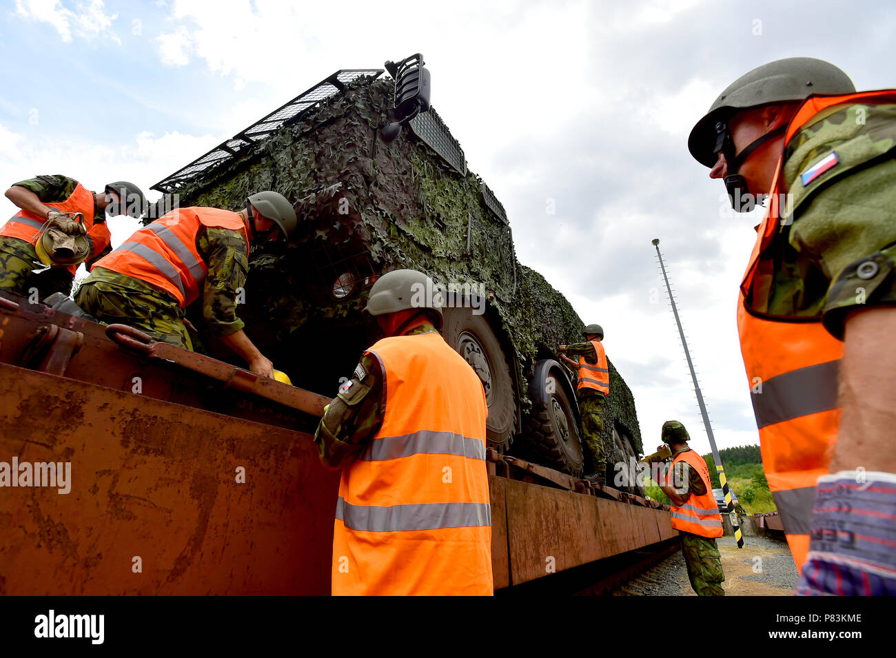 Podborany, République tchèque. 09 juillet 2018. Soldats tchèques qui sont à rejoindre les pays baltes au sein de l'OTAN de la mission de l'avant du renforcement de présence (PEF) mission en Lituanie, de charger leurs véhicules militaires sur les wagons à Podborany, République tchèque, le lundi 9 juillet 2018. Credit : Ondrej Hajek/CTK Photo/Alamy Live News Banque D'Images