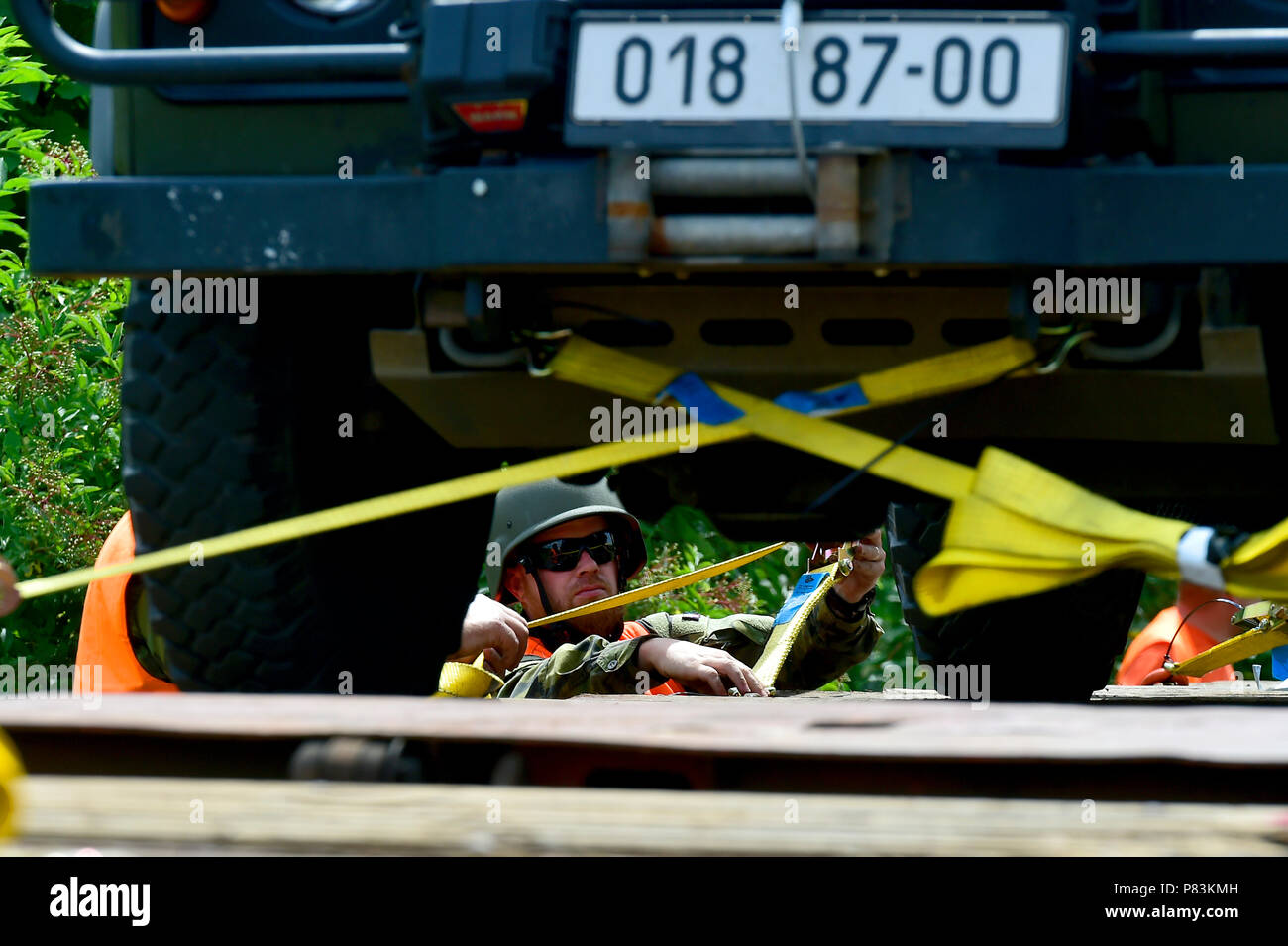 Podborany, République tchèque. 09 juillet 2018. Soldats tchèques qui sont à rejoindre les pays baltes au sein de l'OTAN de la mission de l'avant du renforcement de présence (PEF) mission en Lituanie, de charger leurs véhicules militaires sur les wagons à Podborany, République tchèque, le lundi 9 juillet 2018. Credit : Ondrej Hajek/CTK Photo/Alamy Live News Banque D'Images