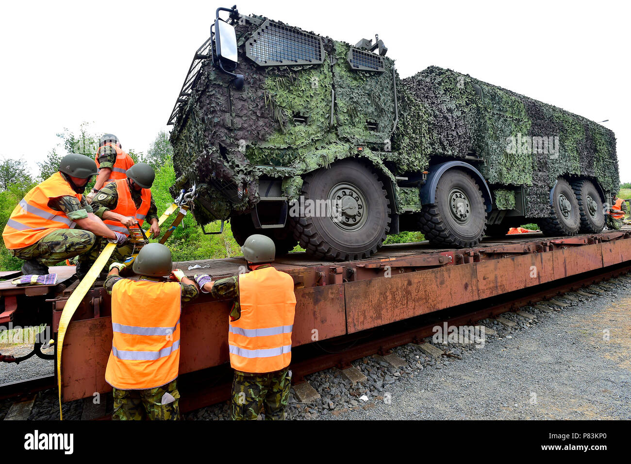 Podborany, République tchèque. 09 juillet 2018. Soldats tchèques qui sont à rejoindre les pays baltes au sein de l'OTAN de la mission de l'avant du renforcement de présence (PEF) mission en Lituanie, de charger leurs véhicules militaires sur les wagons à Podborany, République tchèque, le lundi 9 juillet 2018. Credit : Ondrej Hajek/CTK Photo/Alamy Live News Banque D'Images