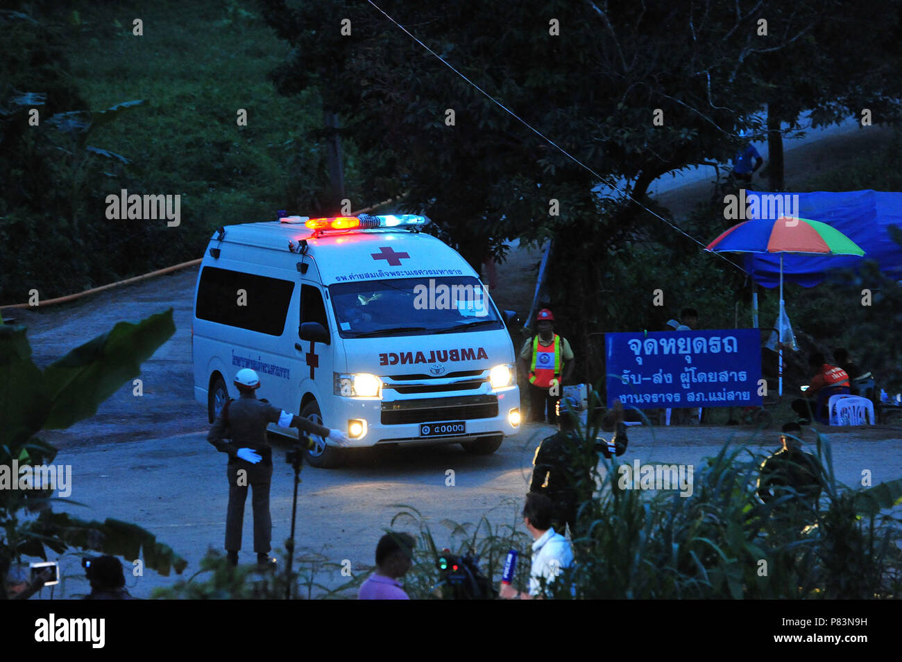 Chiang Rai, Thaïlande. 09 juillet 2018. Une ambulance a secouru un garçon se retrouve dans un hôpital local à Chiang Rai, Thaïlande, le 9 juillet 2018. Huit garçons ont été enregistrées et est apparu lundi soir à partir d'une grotte inondée où 12 garçons et leur entraîneur de football ont été piégés pendant plus de deux semaines. Credit : Rachen Sageamsak/Xinhua/Alamy Live News Banque D'Images