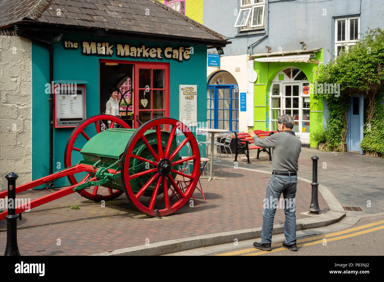 Touristes asiatiques prenant des photos à Market Lane à Kinsale, Comté de Cork, Irlande. Banque D'Images