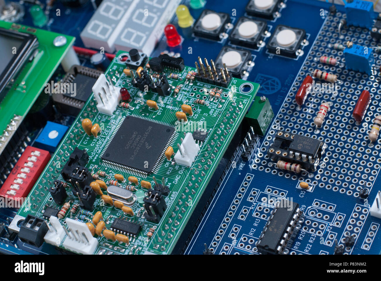 Close up de pièces électroniques dans un microcontrôleur incluant des diodes, transistors, résistances, condensateurs et transformateurs. Banque D'Images
