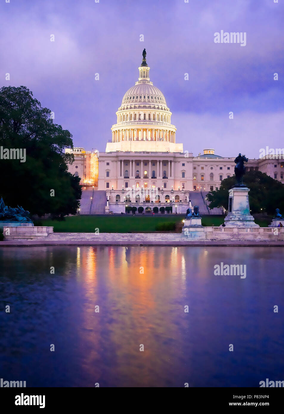 Le bâtiment du Capitole, qui abrite le Sénat et la Chambre des représentants des États-Unis sur le National Mall, Washington DC. Banque D'Images