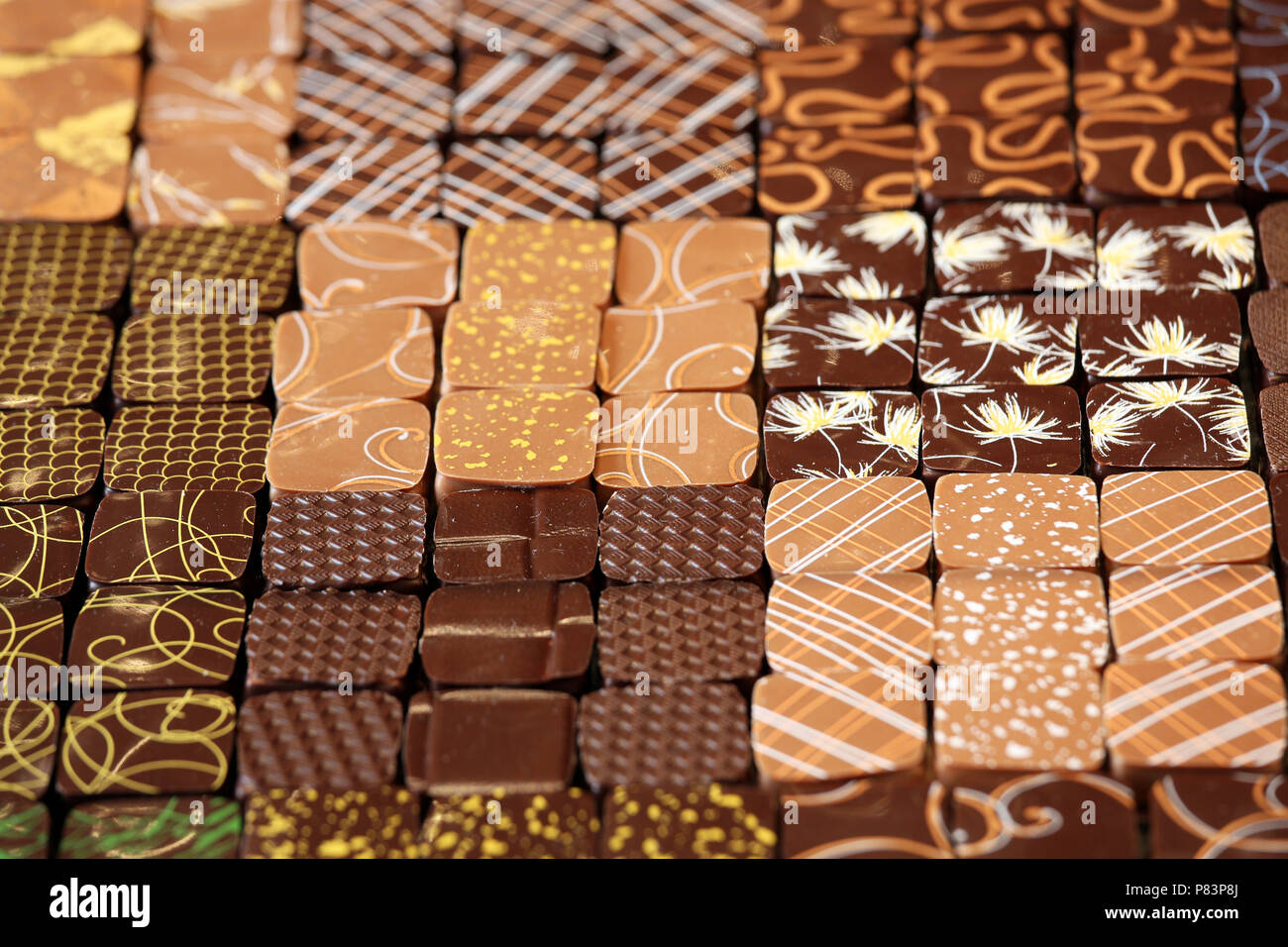 Variété de chocolats décorés, Paris, France, Europe Banque D'Images
