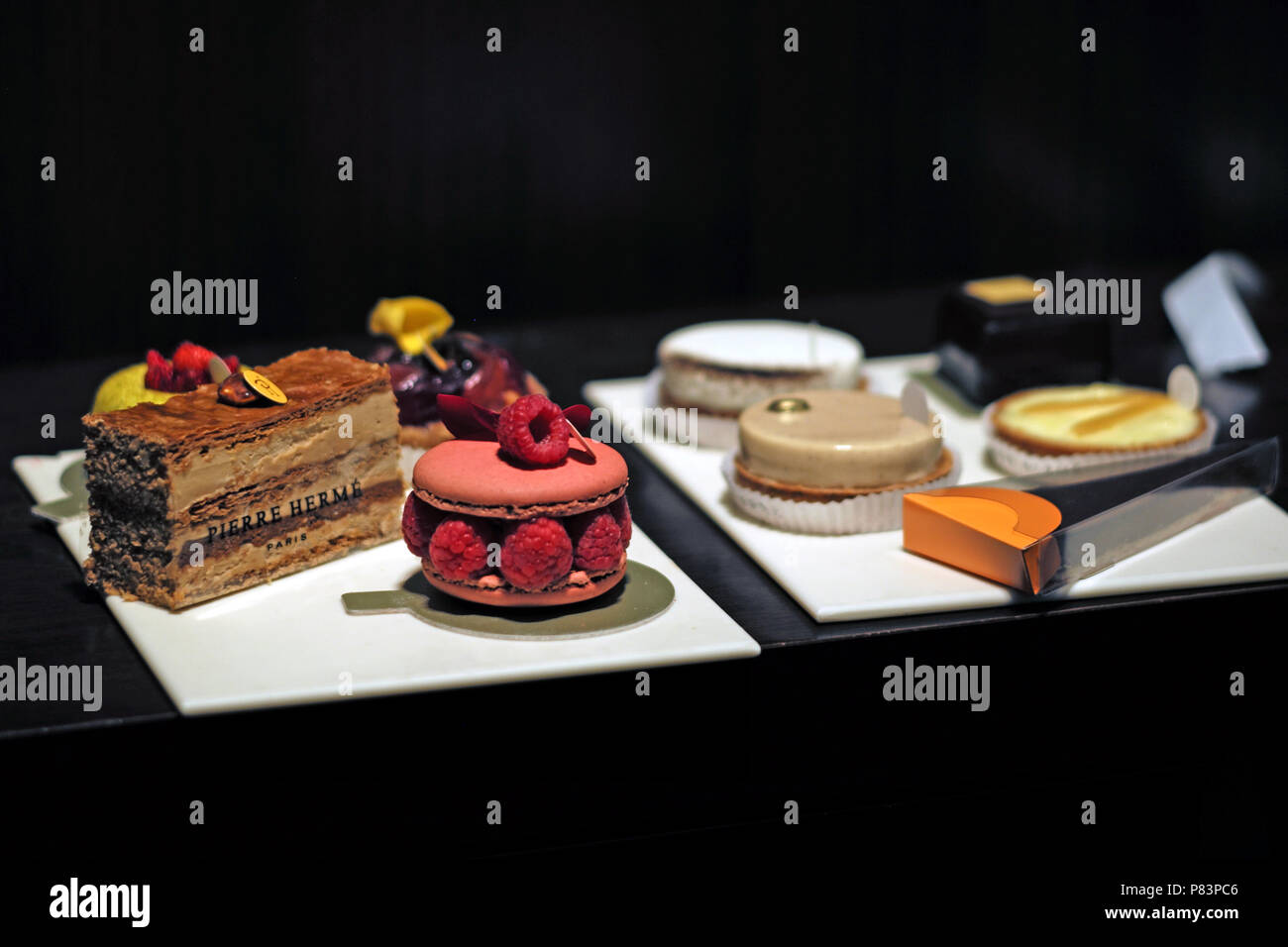 Variete De Fruits Frais Gateaux Et Desserts Paris France Europe Photo Stock Alamy