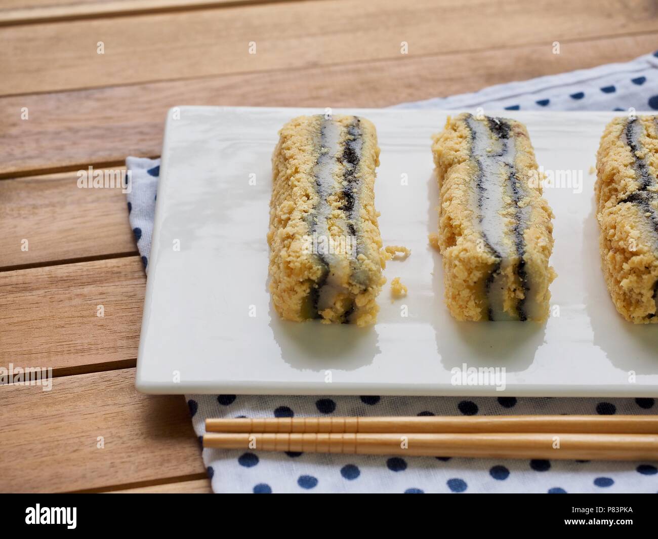 La Nourriture Coreenne De Soja En Poudre De Sesame Noir Gateau De Riz Gluant Photo Stock Alamy La Nourriture Coreenne De Soja En Poudre De Sesame Noir Gateau De Riz Gluant Photo Stock Alamy