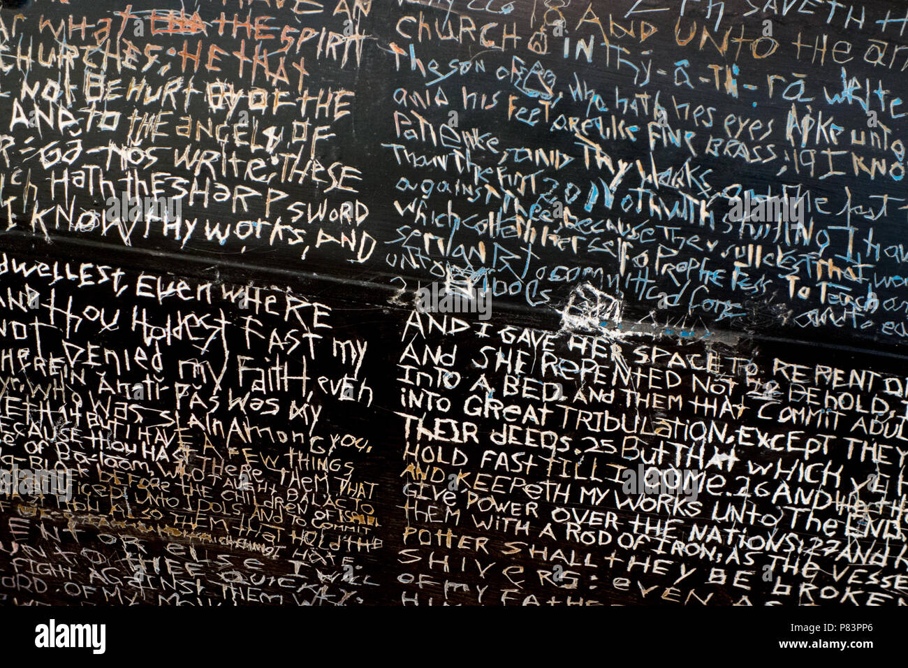 Écriture religieuse au hasard dans un mur rayé noir à Toronto, Ontario, Canada restaurant Banque D'Images