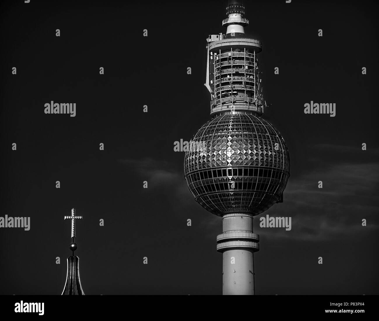La lumière du soleil fait croix sur Berlin Tour de Communication connu sous le nom de "vengeance du Pape." La croix de la cathédrale catholique à proximité est en premier plan. Banque D'Images