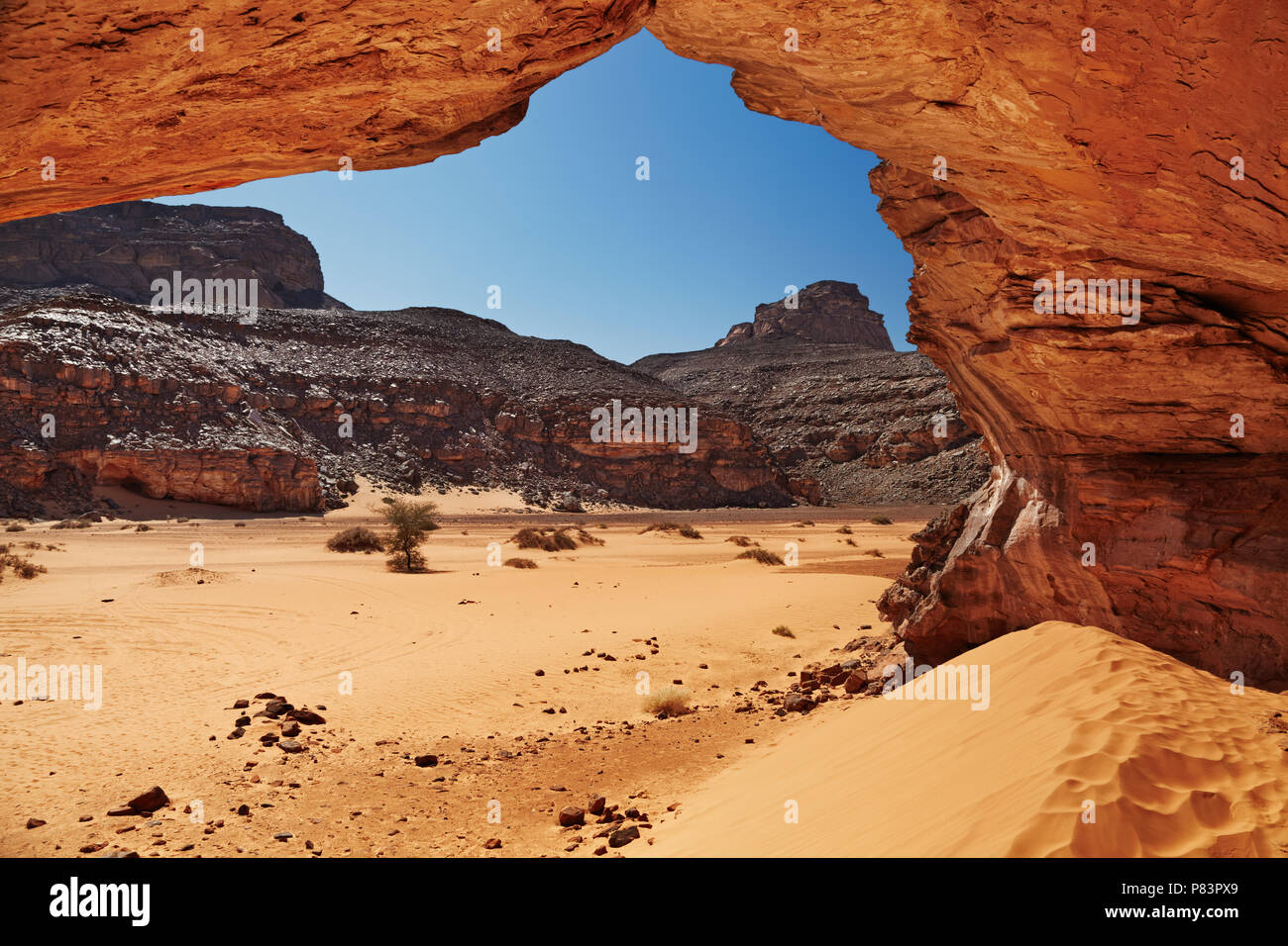 Dunes de sable et rochers, désert du Sahara, l'Algérie Banque D'Images