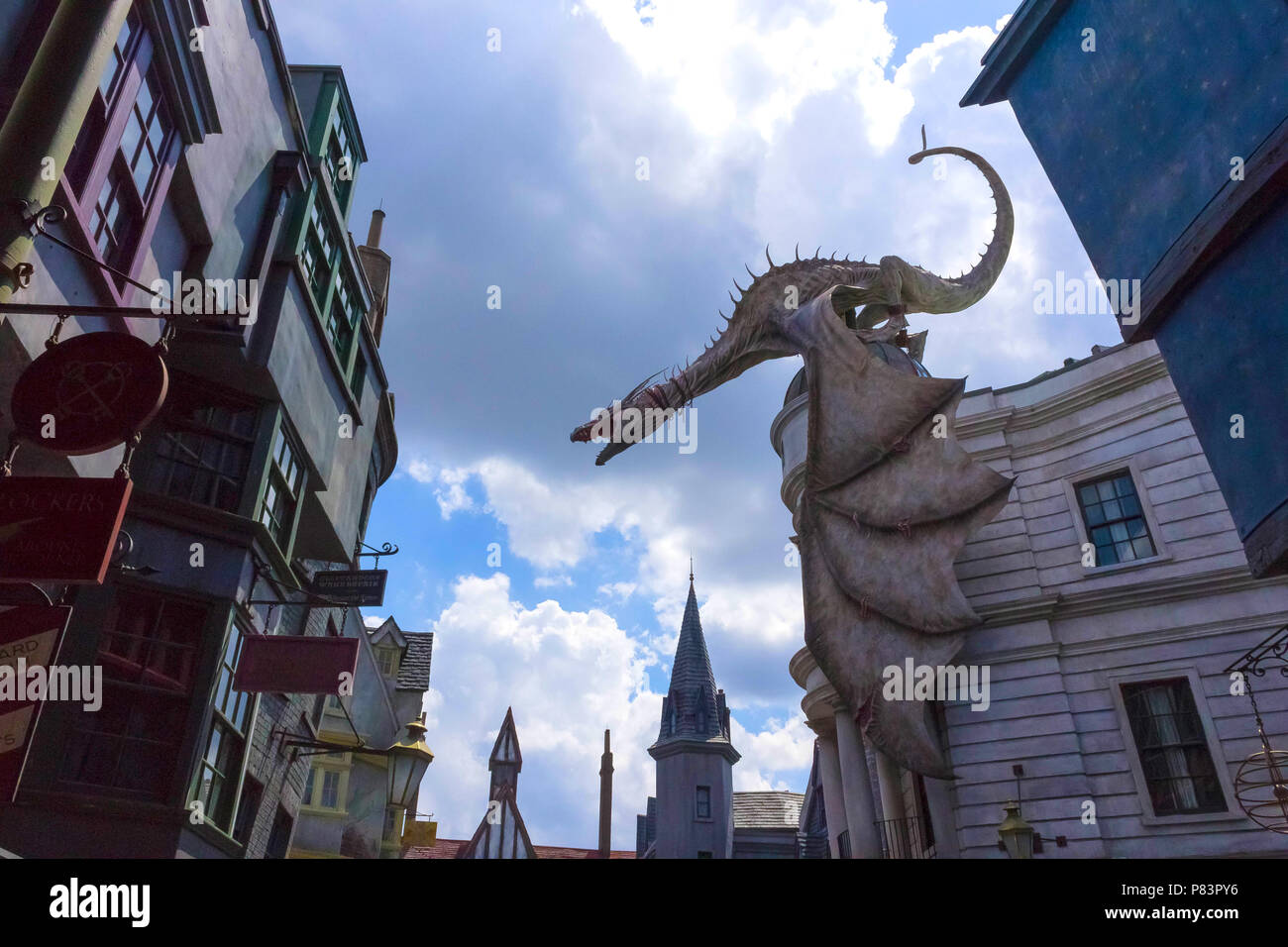 Orlando, Etats-Unis, le 8 mai 2018 : Dragon à la banque Gringotts dans le chemin de traverse au monde magique de Harry Potter à Universal Studio Orlando. Banque D'Images