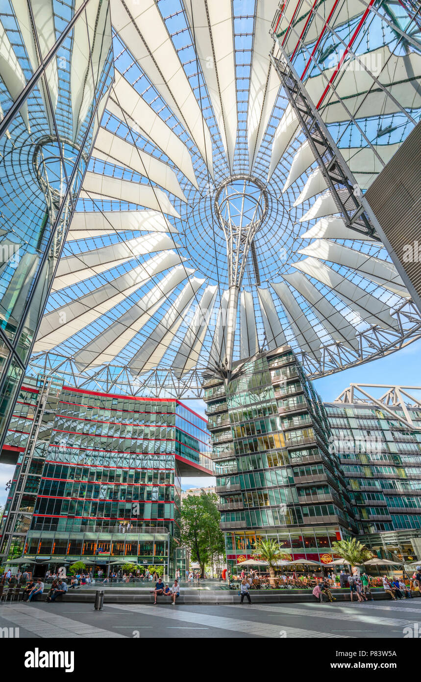 Architecture futuriste du Sony Center de Potsdamer Platz, Berlin, Allemagne Banque D'Images