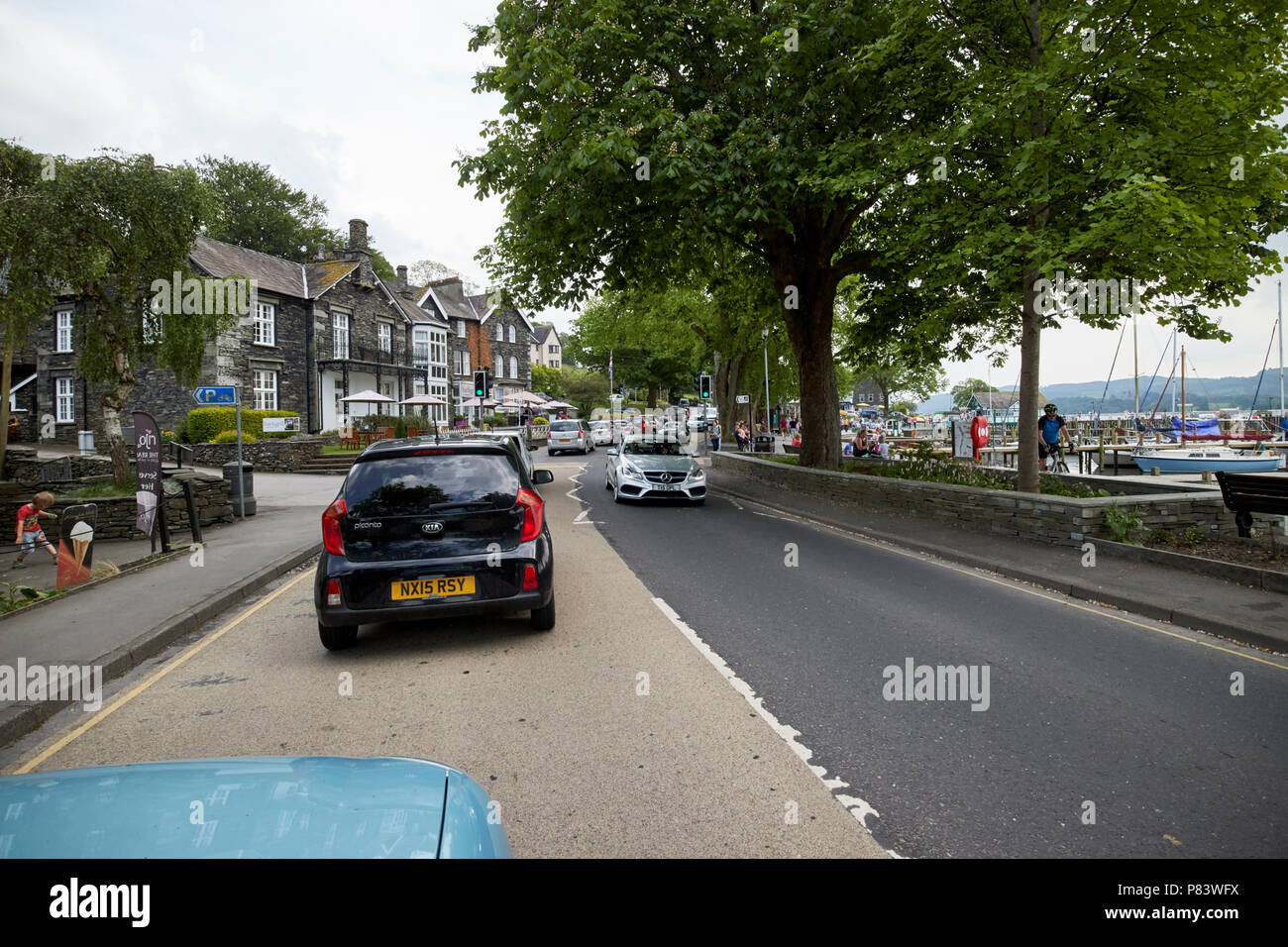 Dans la conduite de la Banque mondiale chargé de la circulation sur l'A591 entre ambleside et windermere england uk Banque D'Images