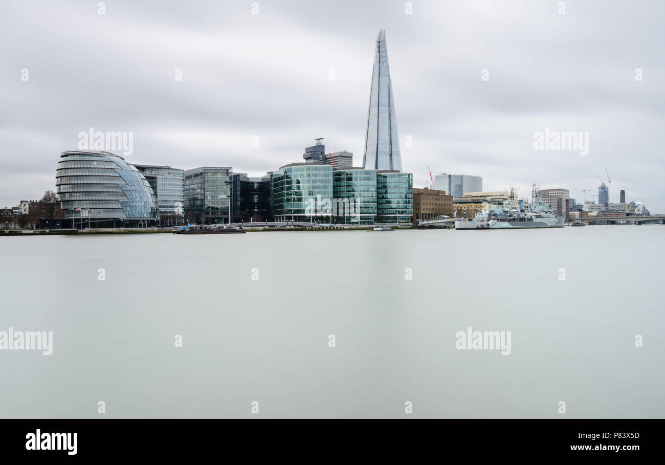 Une longue exposition de la vue de la Tour de Londres sur la Tamise à l'Écharde de l'hôtel de ville, le HMS Belfast, Tate Modern et London Bridge Banque D'Images
