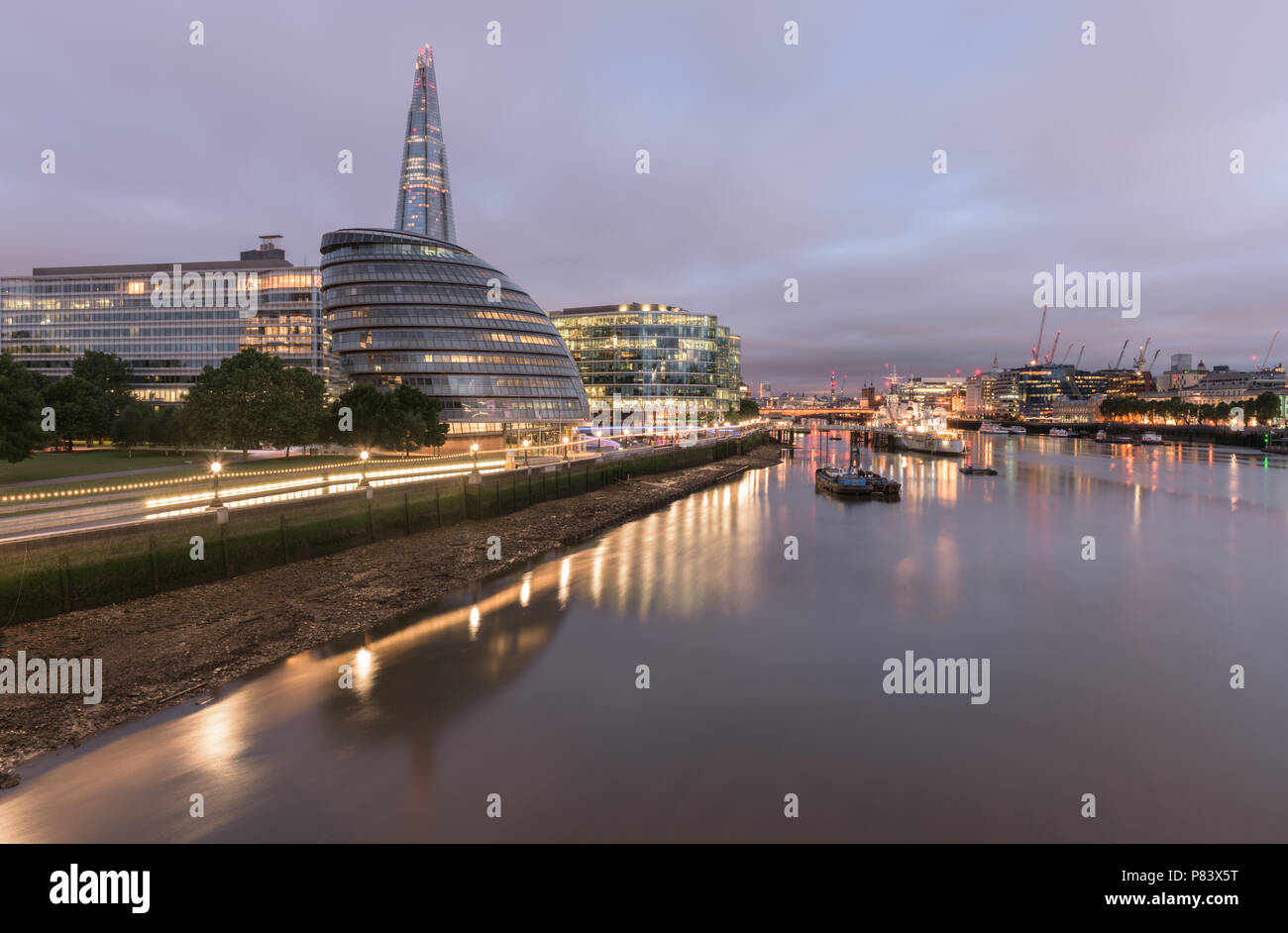 Vue depuis le Tower Bridge à Londres Pont la Tamise avec le tesson, l'Hôtel de Ville et le HMS Belfast allumé jusqu'à l'aube Banque D'Images
