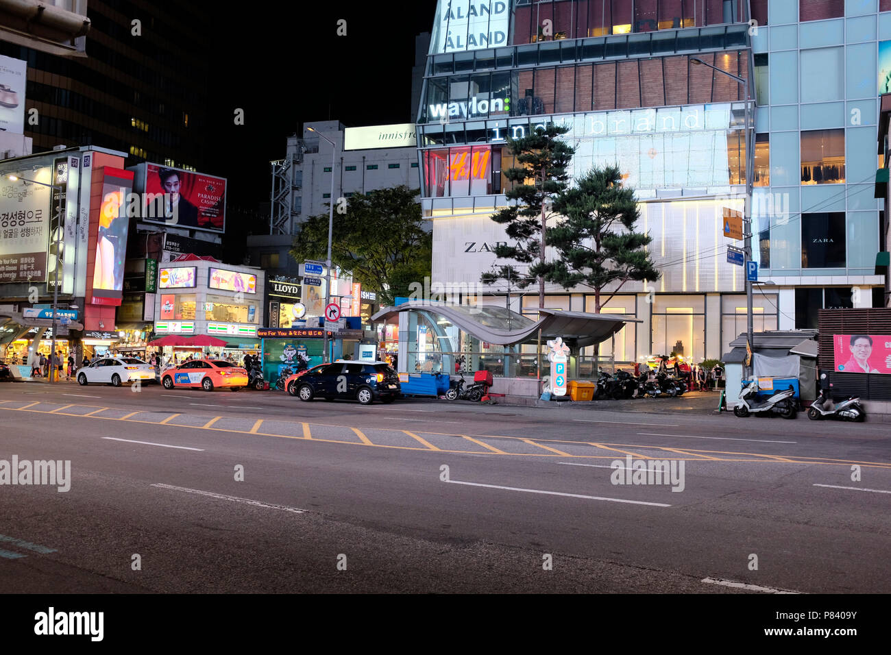 Myeongdong street market seoul korea Banque de photographies et d ...