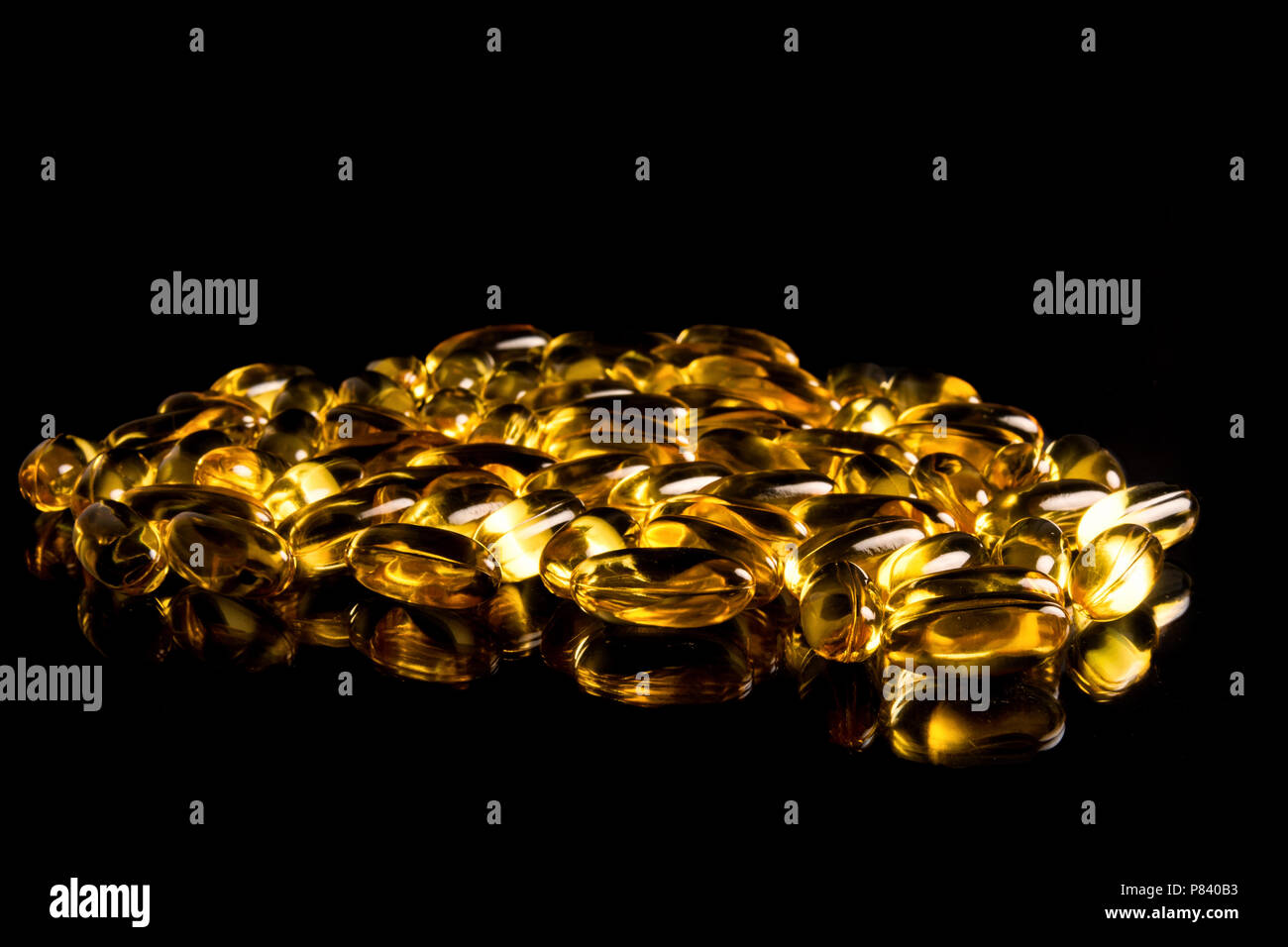 Niveau des yeux close up of yellow pills Banque D'Images