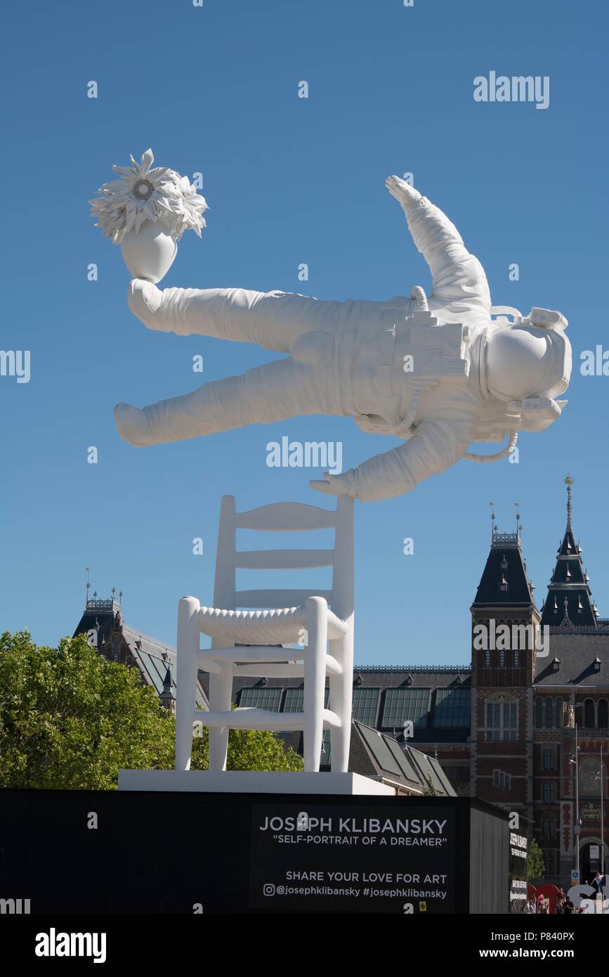 L'art de l'astronaute sur la place du musée à Amsterdam par Joseph Klibansky Banque D'Images