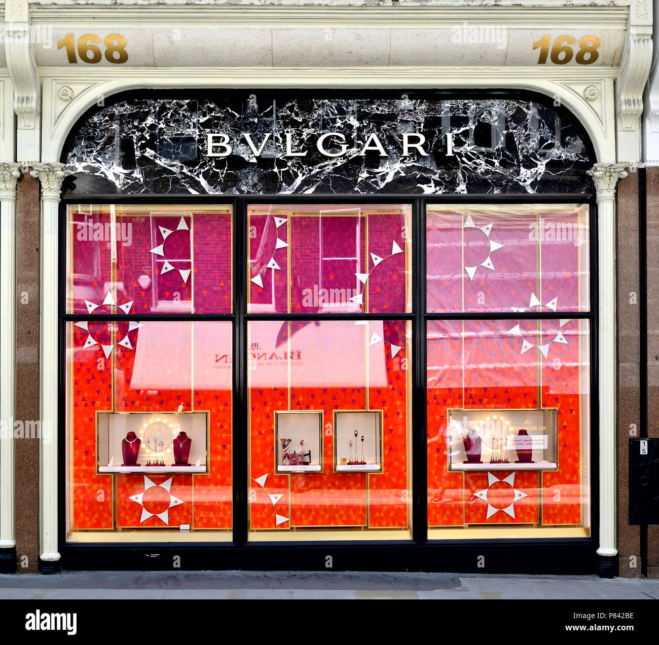 Bulgari (bijoux et produits de luxe) shop à New Bond Street, London, England, UK. Banque D'Images