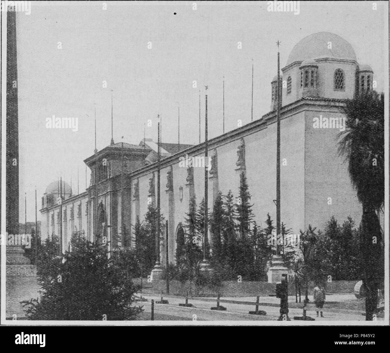 Photographie en noir et blanc de l'est de la façade de l 'palais de diverses industries, ''une salle d'exposition de 14 acres construit par Van Bruny et Howe de Kansas City, pour l'exposition internationale Panama-Pacific (aka St Louis World's Fair) en 1904, 1912. Avec la permission de Internet Archive. () Banque D'Images