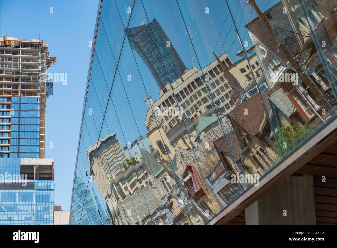 Scène de rue reflète dans la vitre d'un immeuble moderne dans le centre-ville de Toronto (Ontario) Canada. Banque D'Images