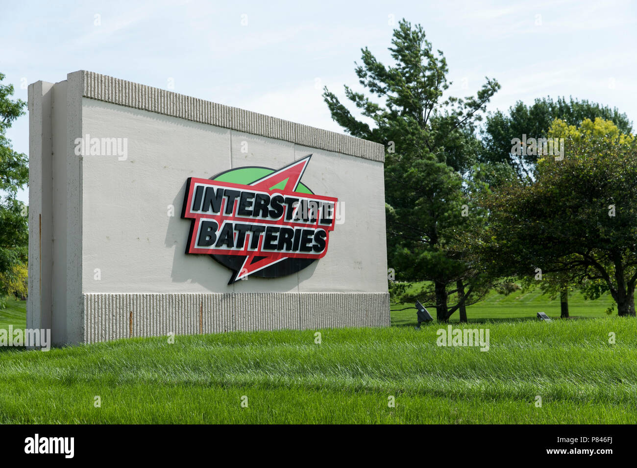 Un logo affiche à l'extérieur d'un établissement occupé par Interstate Batteries à Urbandale, Iowa, le 30 juin 2018. Banque D'Images