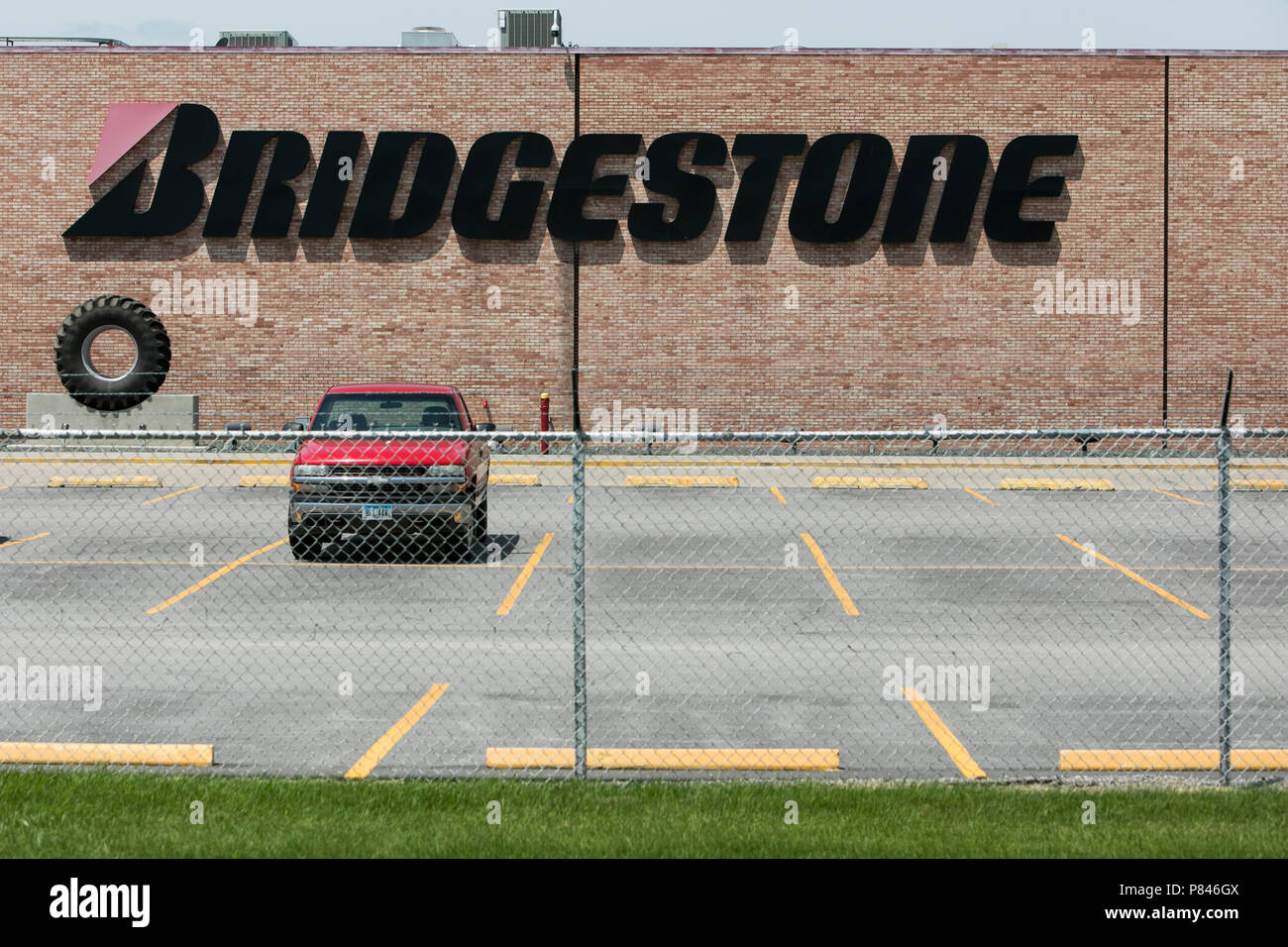 Un logo affiche à l'extérieur de l'usine Bridgestone Firestone pneu agricole  à Des Moines, Iowa, le 30 juin 2018 Photo Stock - Alamy