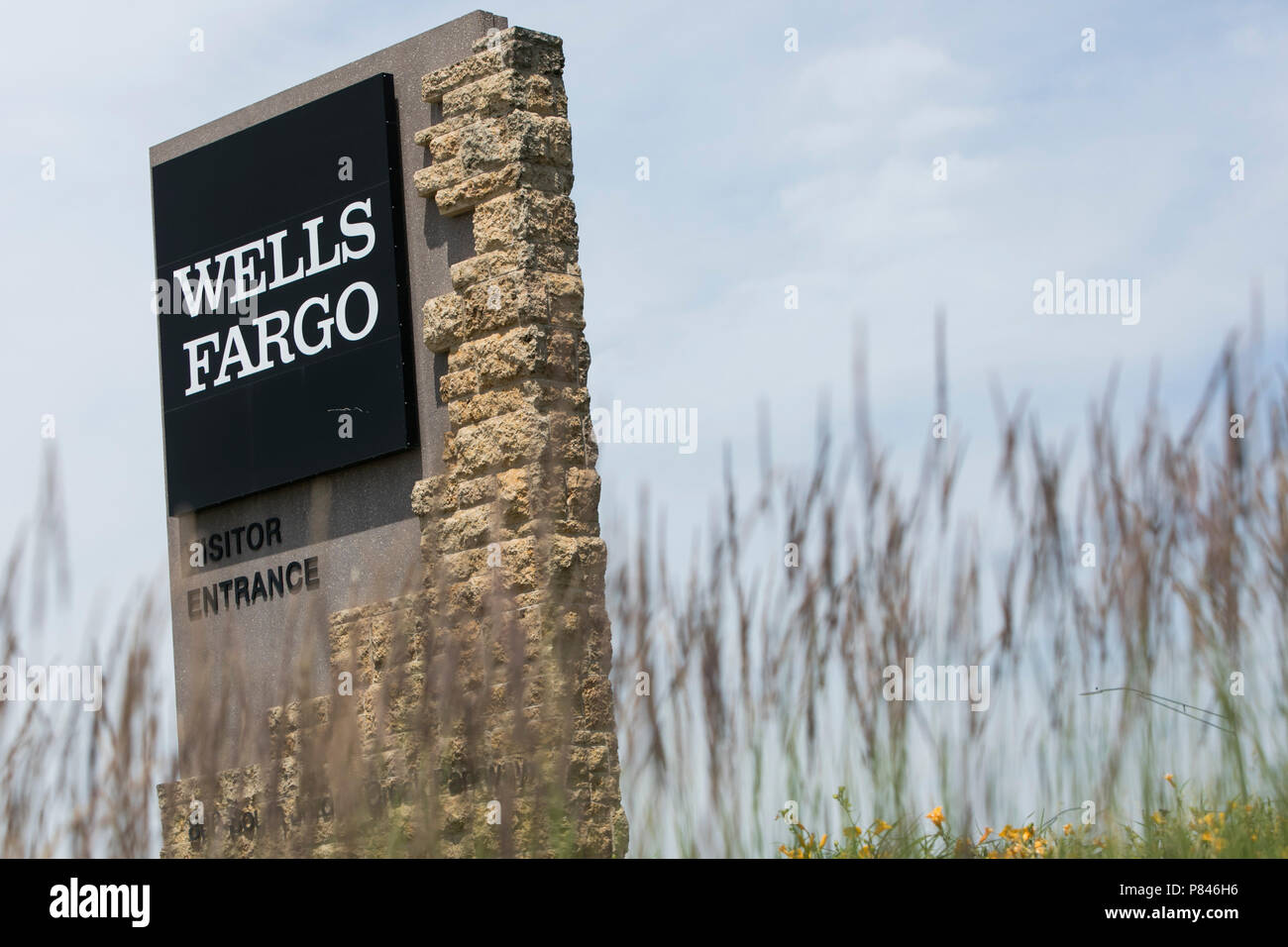 Un logo affiche à l'extérieur d'un établissement occupé par la Wells Fargo à West Des Moines, Iowa, le 30 juin 2018. Banque D'Images