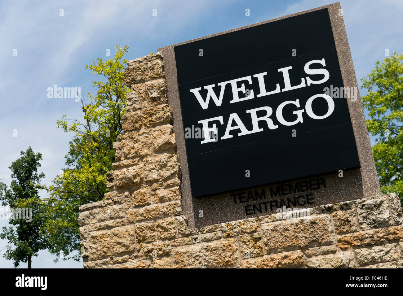 Un logo affiche à l'extérieur d'un établissement occupé par la Wells Fargo à West Des Moines, Iowa, le 30 juin 2018. Banque D'Images