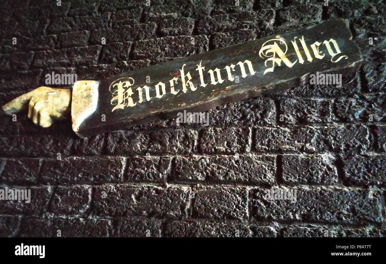 L'Allée des embrumes signe dans le monde magique de Harry Potter. Le panneau indique le chemin avec un long bras et main pointée, conduisant à la plus sombre du monde HP Banque D'Images