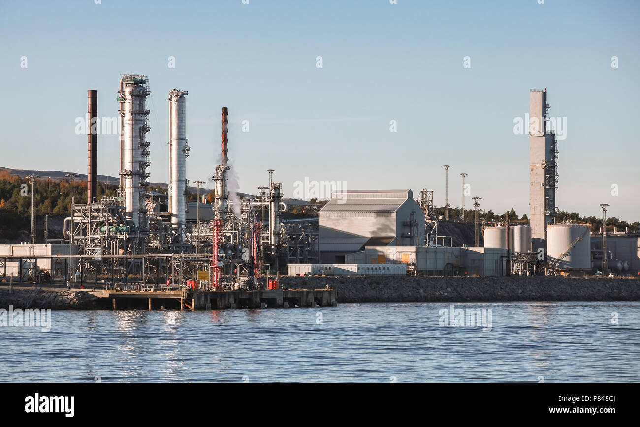 Usine de pétrole norvégien, côtières paysage industriel de la lumière du soleil du matin Banque D'Images