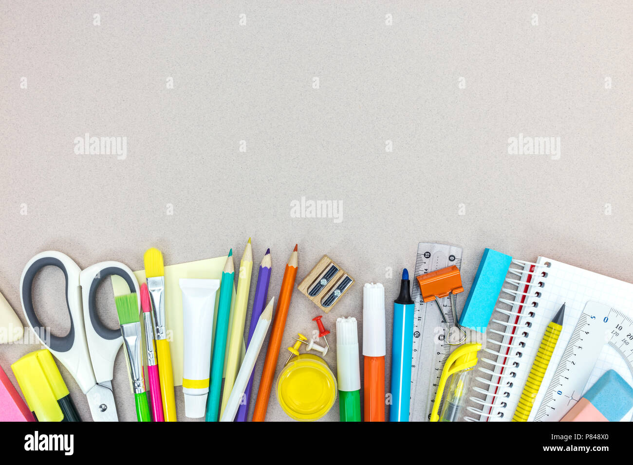 Divers fournitures scolaires et de bureau sur l'arrière-plan du tableau gris, l' affichage Banque D'Images