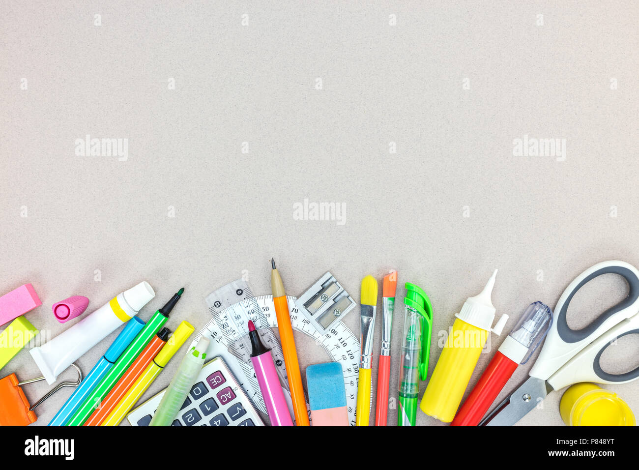 Ensemble de fournitures scolaires pour les enfants sur la surface de bureau gris vue plate. Banque D'Images