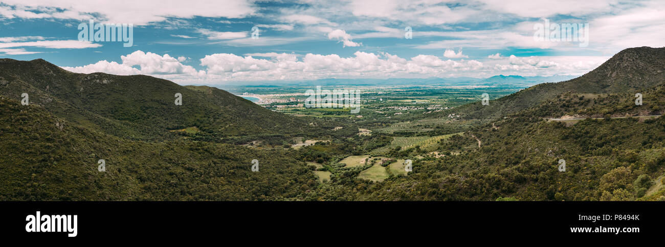 Printemps paysage panoramique près de la ville de Roses, situé sur la Costa Brava, en Catalogne, Espagne. Panorama Banque D'Images