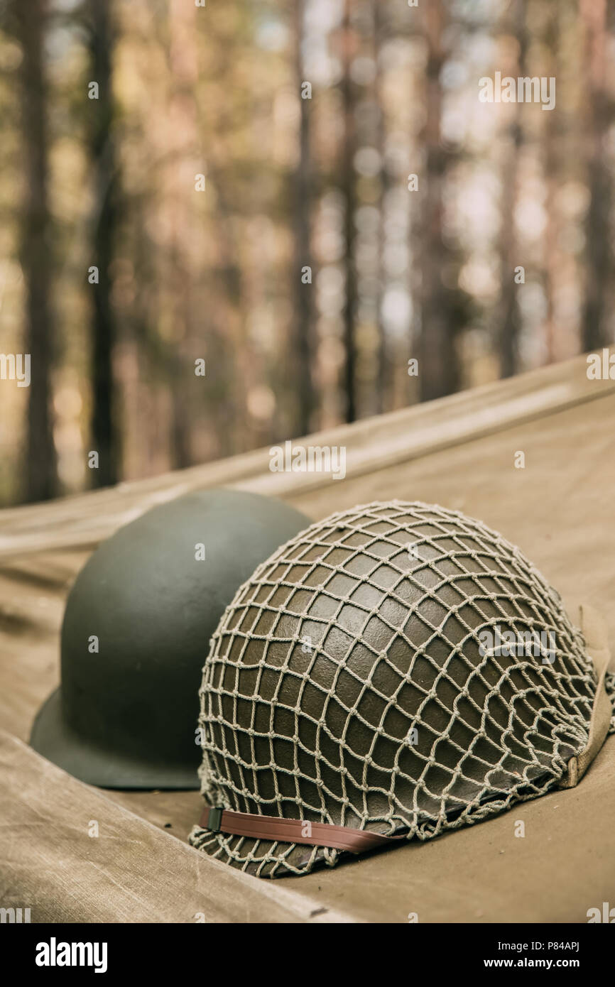 Casque de métal de soldat d'infanterie de l'armée des États-Unis à la seconde guerre mondiale. Helmet On tente de camping dans la région de camp forestier. Banque D'Images