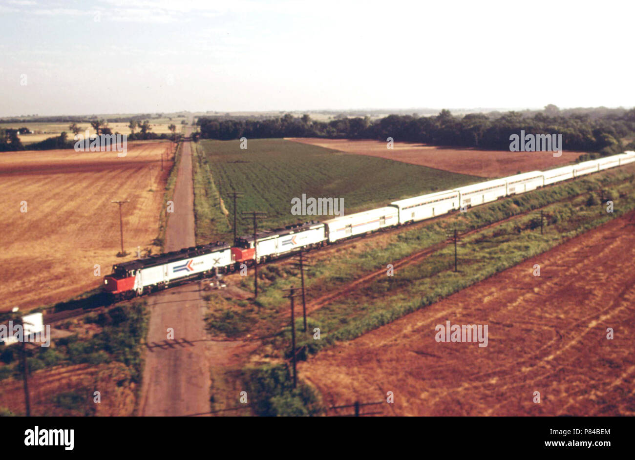 Le Lone Star (train # 15) est illustré de l'air lors de son passage d'un croisement entre l'Oklahoma rural type guthrie et norman enroute de Chicago à Houston, Texas, Juin 1974 Banque D'Images