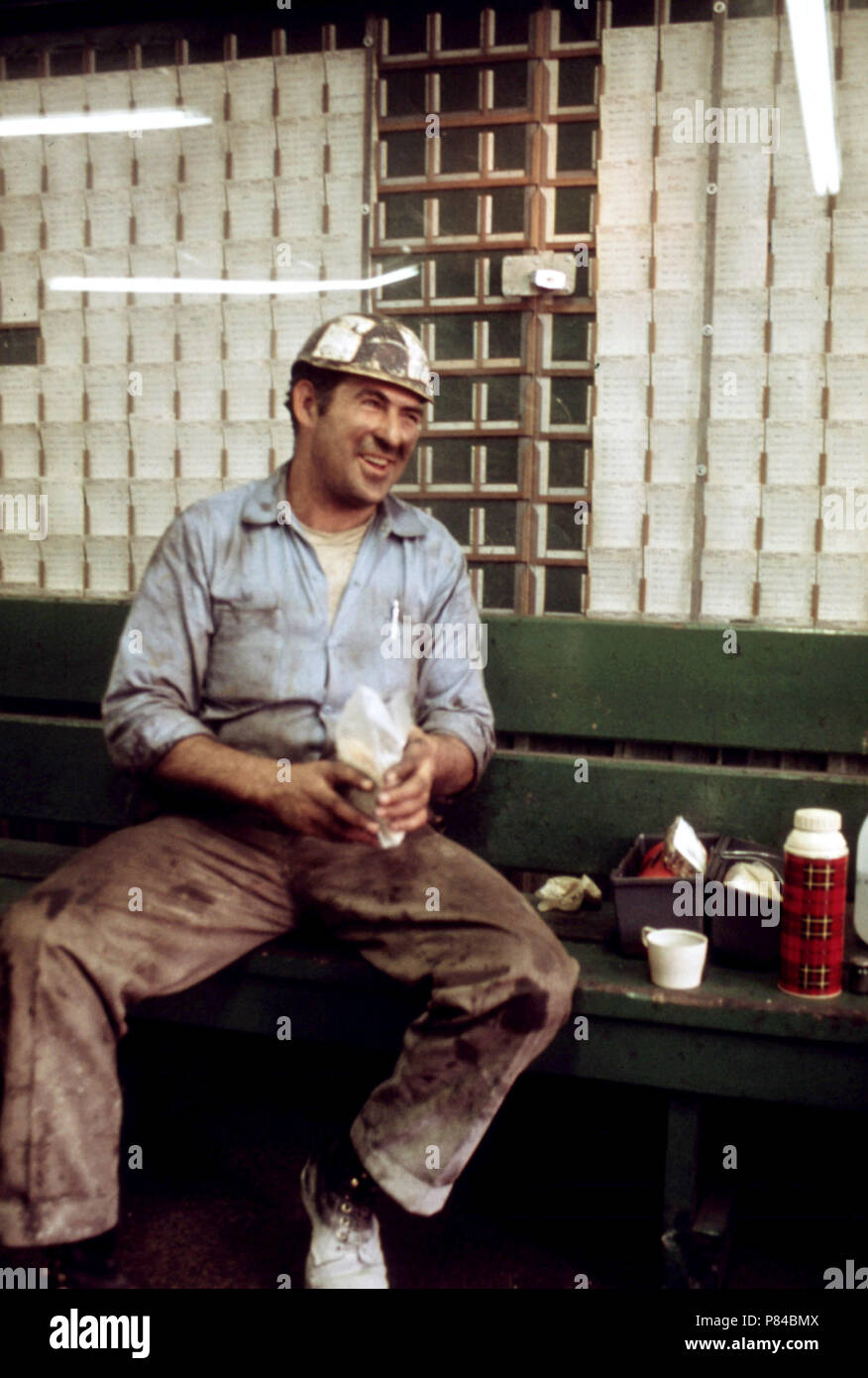Miner s'étend son repas dehors sur un banc dans la douche et l'heure de la salle de carte Virginia-Pocahontas Coal Company # 3 Mine près de Richlands, Virginie. Avril 1974 Banque D'Images