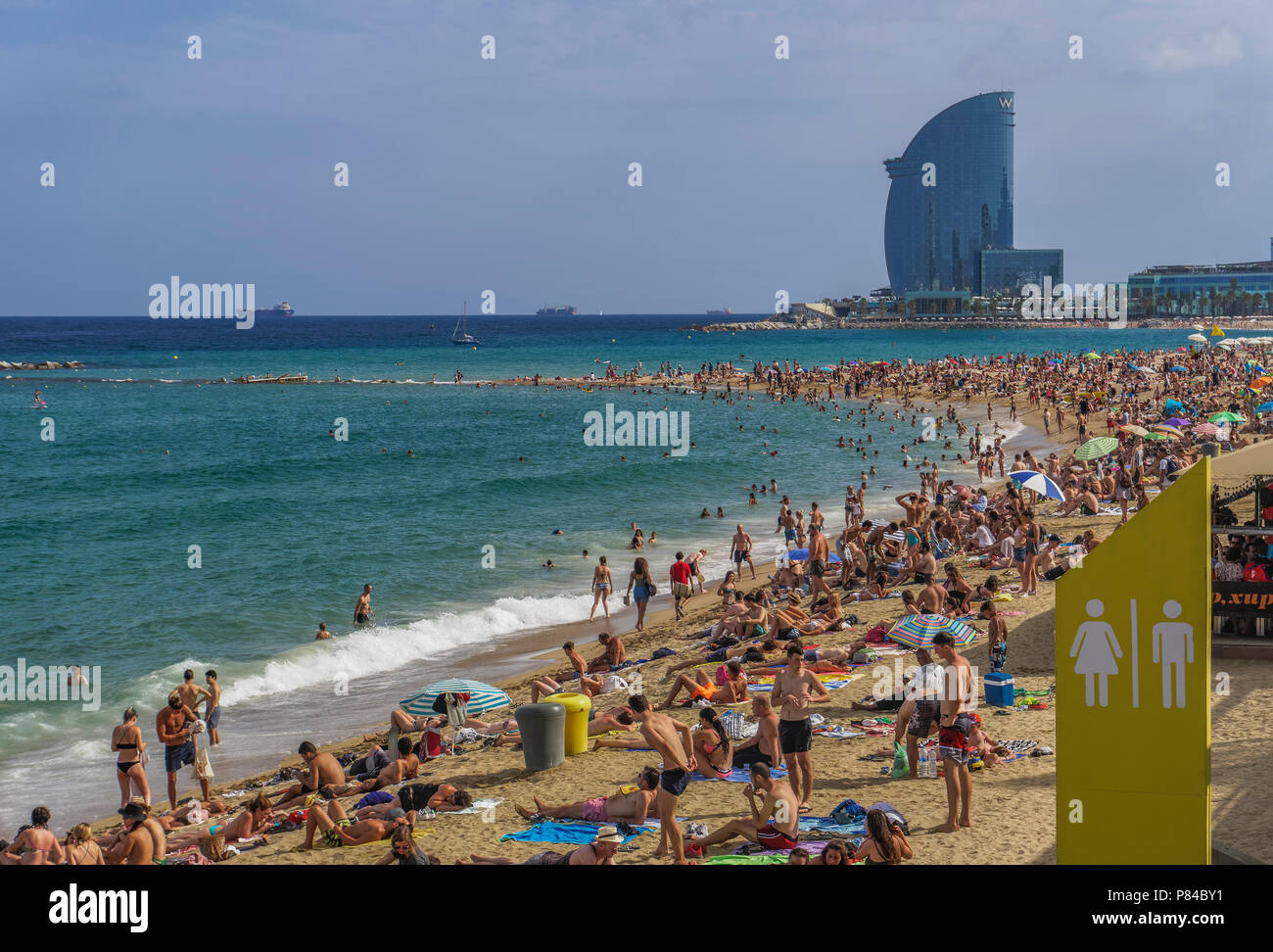 Barcelone Espagne Plage Avec Foule En Catalogne Les