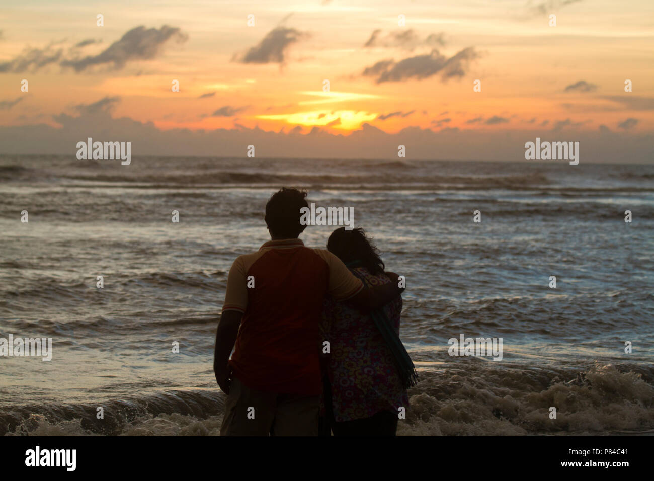 Un couple se promène sur la plage de la mer, Teknaf une partie de la plage de la mer Cox's Bazaar, la plus longue plage de la mer dans le monde. Cox's Bazar (Bangladesh). Banque D'Images